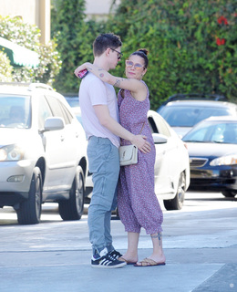 Halsey feet photo thumbnail