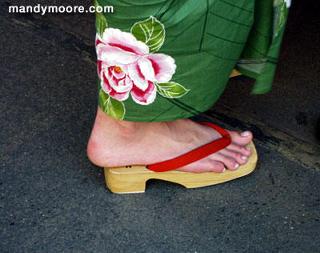 Mandy Moore feet photo thumbnail