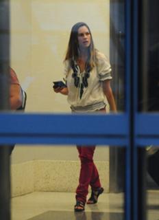 Hilary Swank feet photo thumbnail