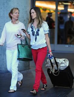 Hilary Swank feet photo thumbnail