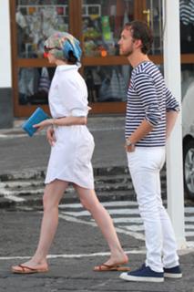 Anne Hathaway feet photo thumbnail
