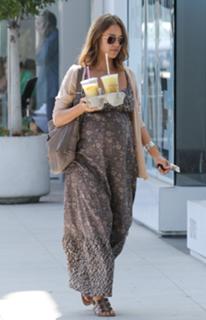 Jessica Alba feet photo thumbnail