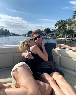 Daisy Fuentes feet photo thumbnail