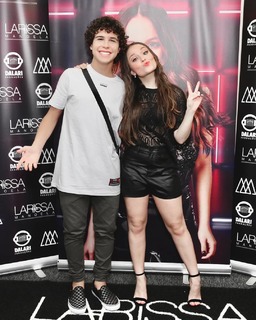 Larissa Manoela feet photo thumbnail