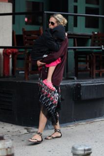 Heidi Klum feet photo thumbnail
