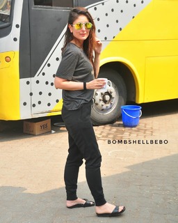Kareena Kapoor feet photo thumbnail