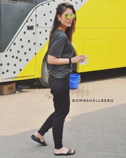Kareena Kapoor feet photo thumbnail