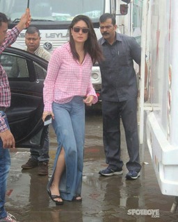 Kareena Kapoor feet photo thumbnail
