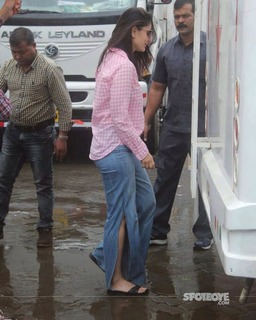 Kareena Kapoor feet photo thumbnail