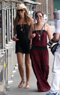 Elle Macpherson feet photo thumbnail