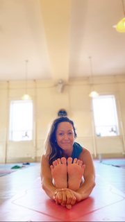 Kino MacGregor feet photo thumbnail