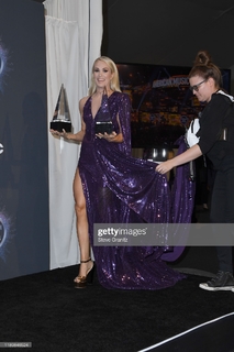 Carrie Underwood feet photo thumbnail