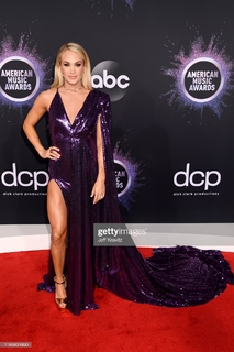 Carrie Underwood feet photo thumbnail