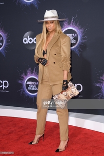 Tyra Banks feet photo thumbnail