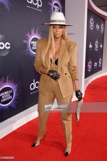 Tyra Banks feet photo thumbnail