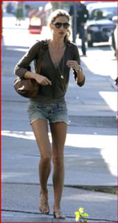Gisele Bündchen feet photo thumbnail