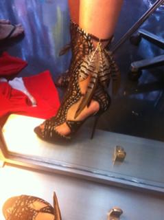 Kaley Cuoco feet photo thumbnail