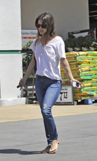 Rachel Bilson feet photo thumbnail