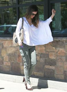Rachel Bilson feet photo thumbnail