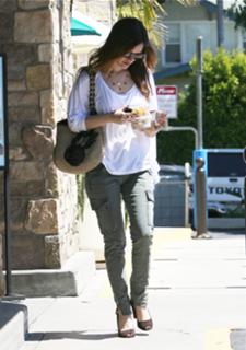 Rachel Bilson feet photo thumbnail