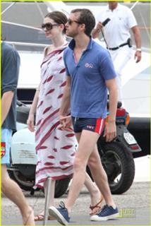 Anne Hathaway feet photo thumbnail