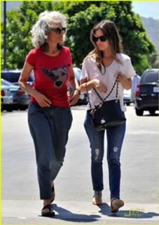 Rachel Bilson feet photo thumbnail