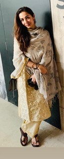 Malaika Arora feet photo thumbnail