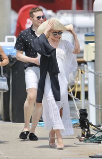 Pamela Anderson feet photo thumbnail