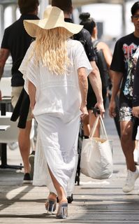 Pamela Anderson feet photo thumbnail