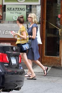 Kirsten Dunst feet photo thumbnail