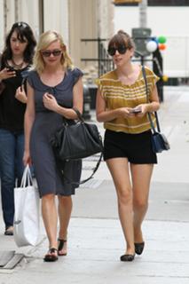 Kirsten Dunst feet photo thumbnail