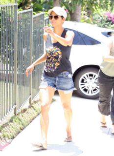 Halle Berry feet photo thumbnail