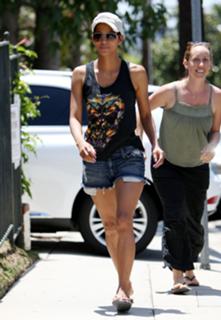 Halle Berry feet photo thumbnail