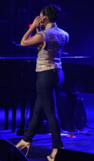 Alicia Keys feet photo thumbnail