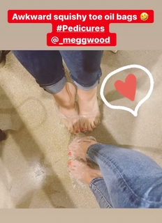 Laura Vandervoort feet photo thumbnail