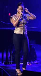 Alicia Keys feet photo thumbnail
