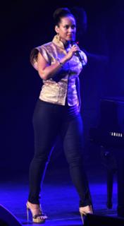 Alicia Keys feet photo thumbnail