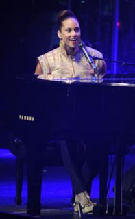 Alicia Keys feet photo thumbnail
