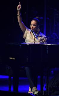 Alicia Keys feet photo thumbnail