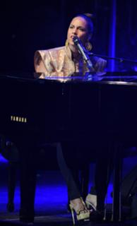 Alicia Keys feet photo thumbnail