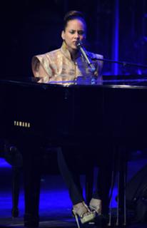Alicia Keys feet photo thumbnail