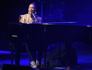 Alicia Keys feet photo thumbnail