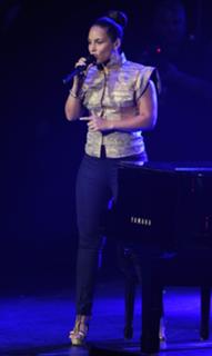 Alicia Keys feet photo thumbnail