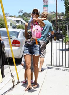 Halle Berry feet photo thumbnail