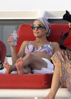 Jennifer Lopez feet photo thumbnail