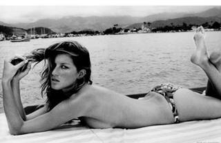 Gisele Bündchen feet photo thumbnail