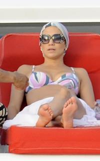 Jennifer Lopez feet photo thumbnail