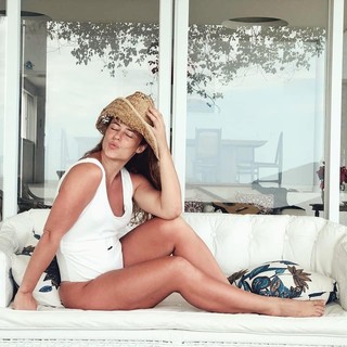Paolla Oliveira feet photo thumbnail