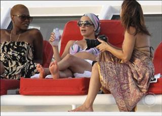 Jennifer Lopez feet photo thumbnail