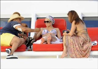 Jennifer Lopez feet photo thumbnail